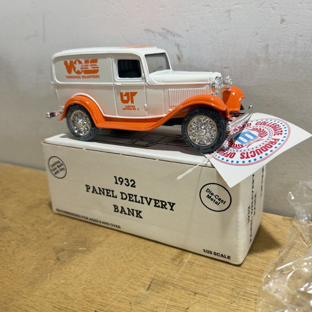 ERTL Tennessee Volunteers 1932 Ford Panel Delivery Bank 1:25 Diecast Car B520